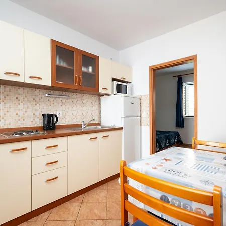 Apartments By The Sea Mandre, Pag - 4092 Колан