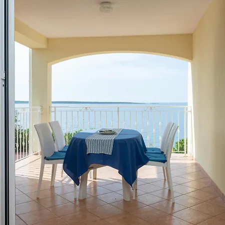 Apartments By The Sea Mandre, Pag - 4092 * Колан