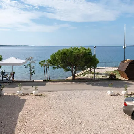 Apartments By The Sea Mandre, Pag - 4092 Апартаменты Колан